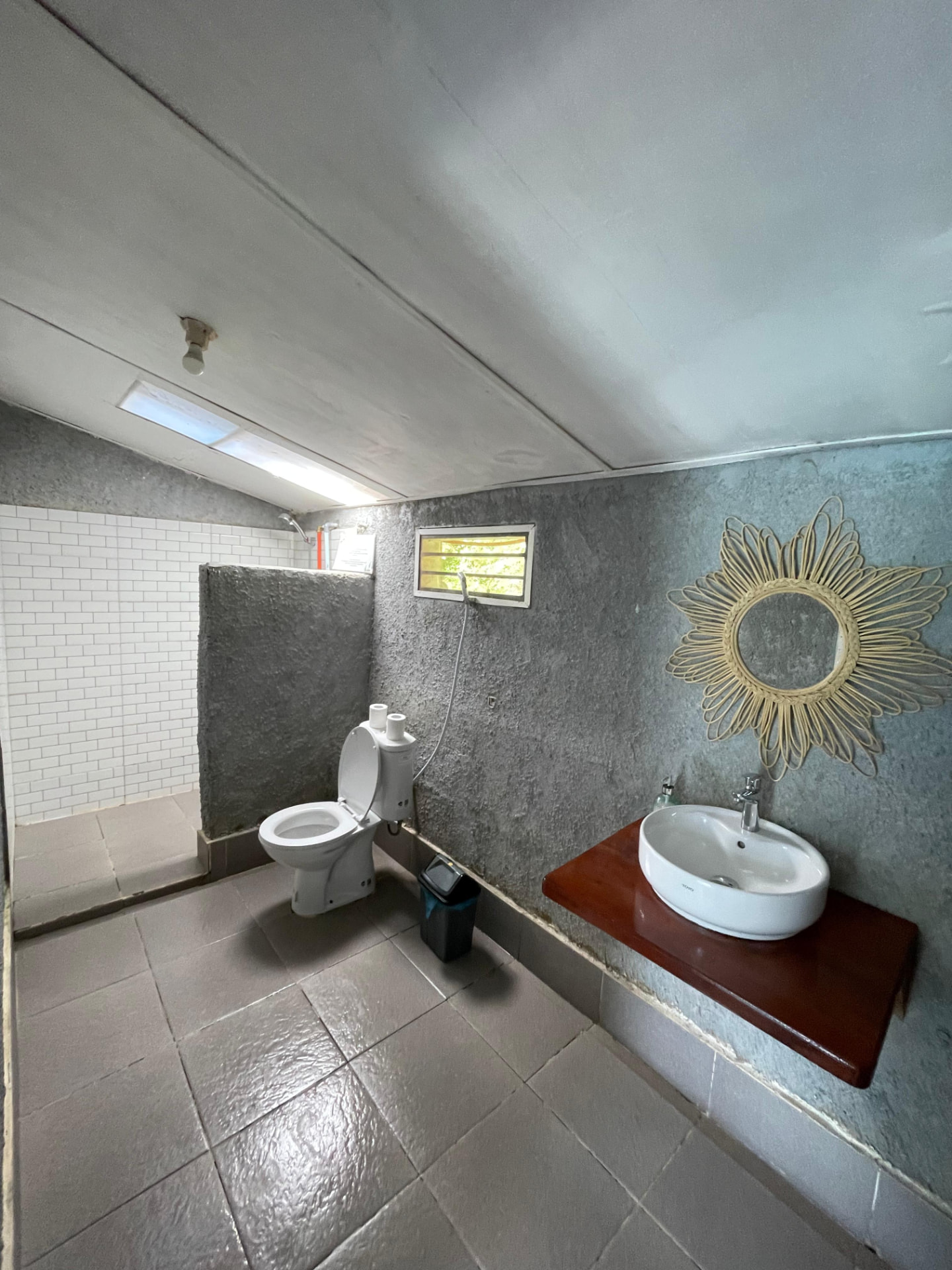 Private bathroom of the Double Room with Lakeview with shower, toilet and sink